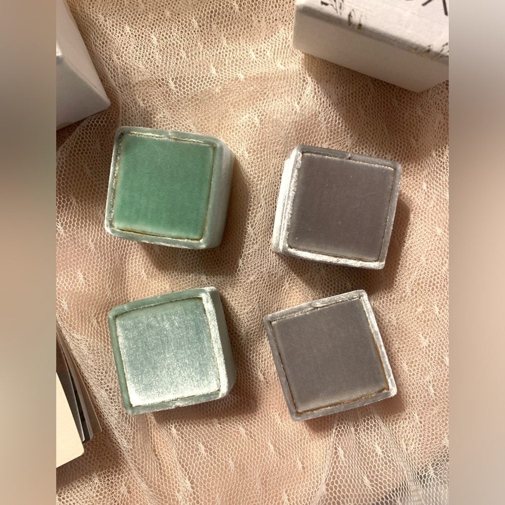 The MRS Box Classic Petite Velvet‎ Ring Boxes - Picture 3 of 4